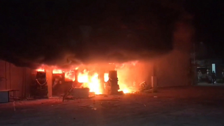 Detik-detik Massa Bentrokan di Sorong Bakar Tempat Hiburan Malam