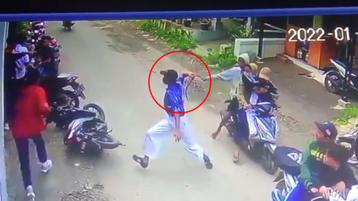 Viral! Video Keributan Dua Kelompok Pelajar yang Membawa Celurit