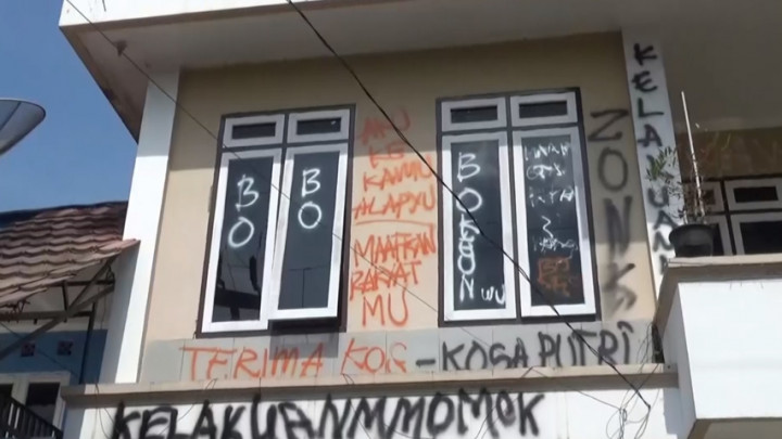 Protes Kades Mesum, Kantor Desa Cikaramas Dipenuhi Coretan Warga