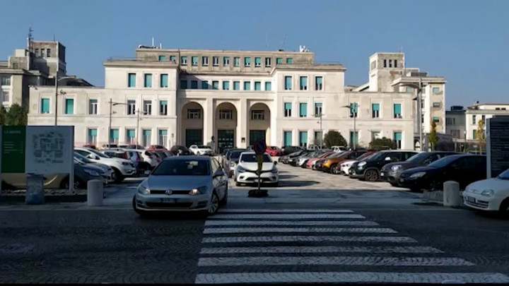 Kasus COVID-19 di Italia Capai Ratusan Ribu per Hari, Fasilitas Publik Tampak Sepi