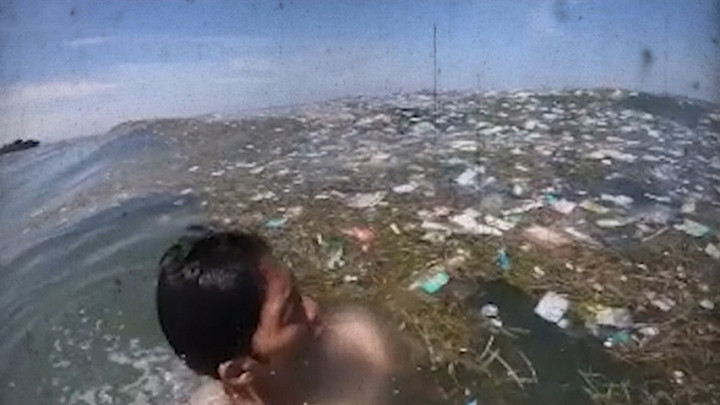 Viral! Video Berenang di Lautan Penuh Sampah di Bali
