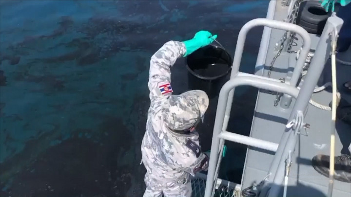 Ratusan Ribu Liter Minyak Mentah Tumpah di Pesisir Timur Thailand