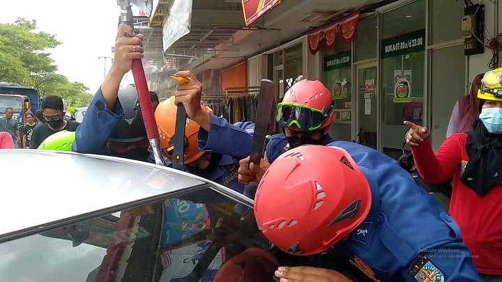 Detik-detik Petugas Damkar Evakuasi Bocah 4 Tahun Terkunci Dalam Mobil