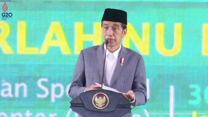 Hadiri Pengukuhan PBNU, Jokowi Mengaku Bingung Pakai Sarung atau Celana