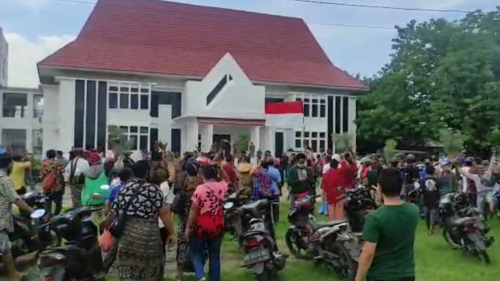 Ribuan Pedagang Geruduk Kantor Bupati Sikka