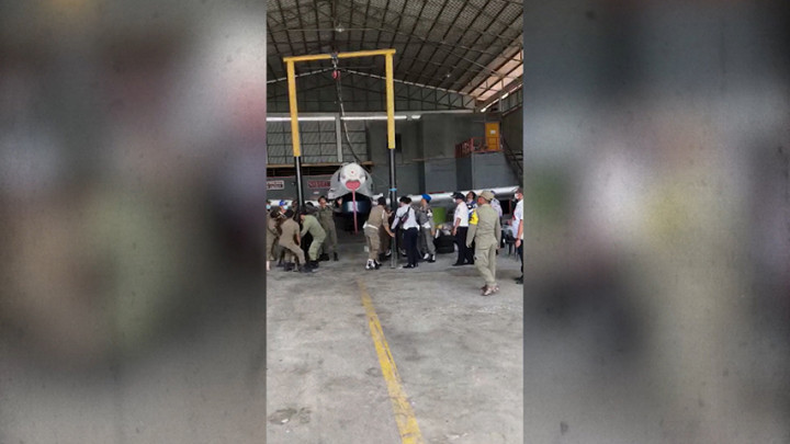 Viral! Video Satpol PP Tarik Keluar Pesawat Susi Air dari Hanggar