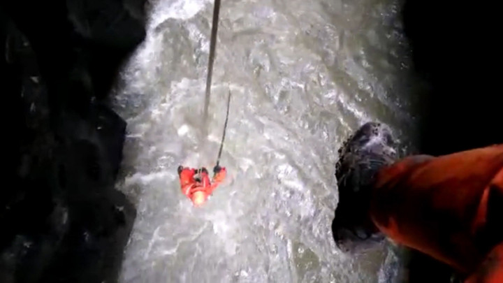 Mobil Pick Up Terjun ke Jurang Sedalam 100 Meter, Sopir Belum Ditemukan