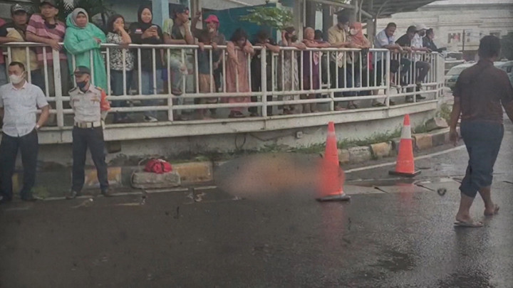 Terpeleset, Seorang Wanita Tewas Terlindas Bus Transjakarta