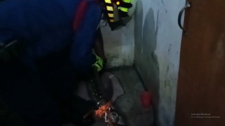 Ngeri! Penemuan Ular Sanca Bersembunyi di Kloset Warga