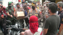 Jokowi Beri Sepeda Motor untuk Pengemudi Ojek Online di Surabaya