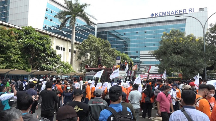 Ribuan Buruh Tuntut Aturan Tentang JHT Dicabut dan Ida Fauziyah Dicopot