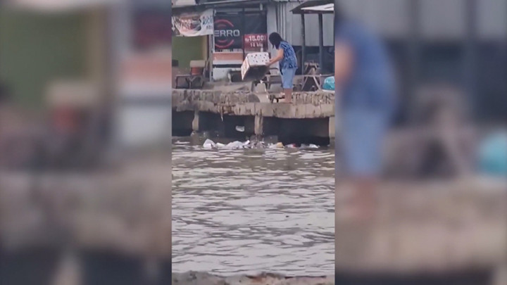 Videonya Buang Sampah ke Laut Viral, Pelaku Mengaku Terpaksa karena Minimnya Tempat Pembuangan