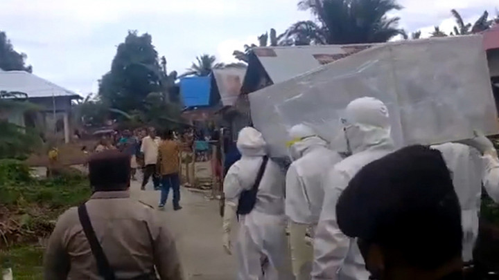 Petugas Pemulasaran Jenazah COVID-19 di Maluku Dilempari Batu oleh Warga