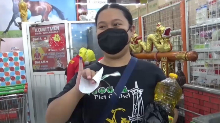 Antisipasi Pemborongan, Beli Minyak Goreng di Ngawi Harus Celupkan Jari ke Tinta