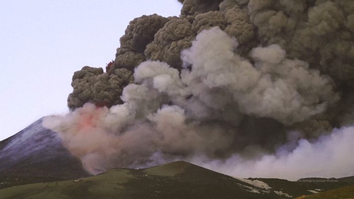Momen Dahsyatnya Letusan Gunung Etna di Italia