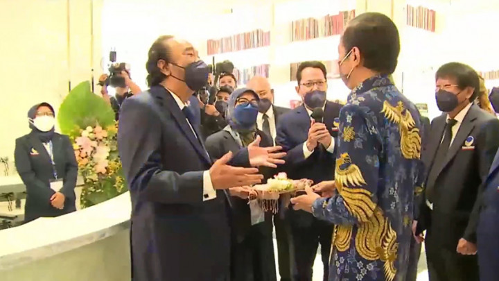 Surya Paloh Beri Kartu Anggota Perpustakaan untuk Cucu Jokowi