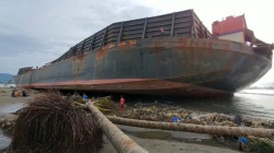 Kapal Tongkang Kandas di Pantai Cipatuguran Sejak 12 Hari Lalu