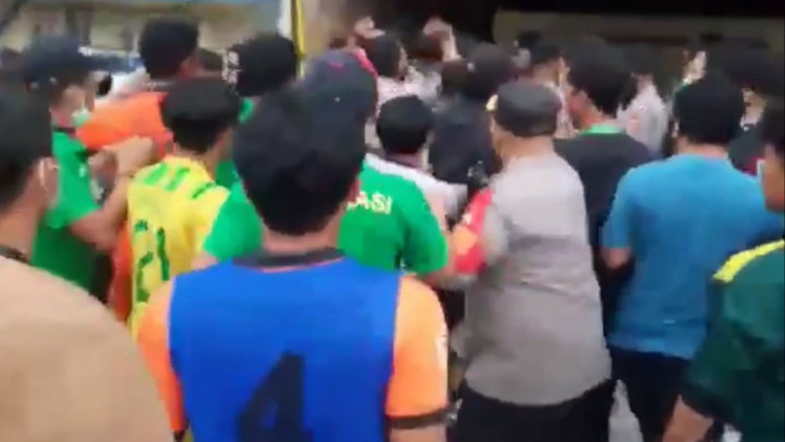 Ricuh! Polisi Diduga Pukul Pemain Persikasi Bekasi di Liga 3