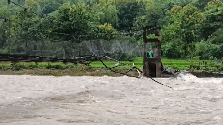 Air sungai Meluap, Jembatan Penghubung Desa di Sulsel Terputus