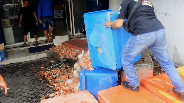 Pedagang di Semarang Lempari Perusahaan Leasing dengan Rajungan Busuk