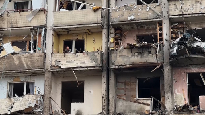 Tempat Tinggal Warga Ukraina Hancur karena Serangan Udara