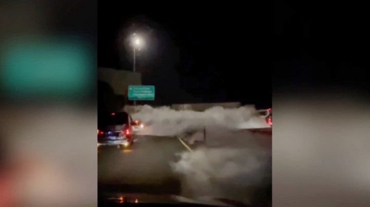 Detik-Detik Kebocoran Truk Tangki Co2 Cair Usai Hantam Pembatas Jalan