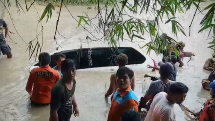 Mobil Terseret Arus Banjir, 4 Penumpang Tewas Tenggelam