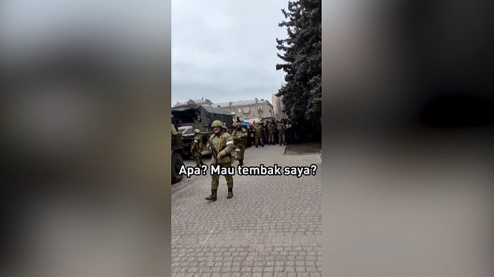 Teriaki Tentara Rusia, Warga Ukraina: Mau Tembak Saya? Silakan!