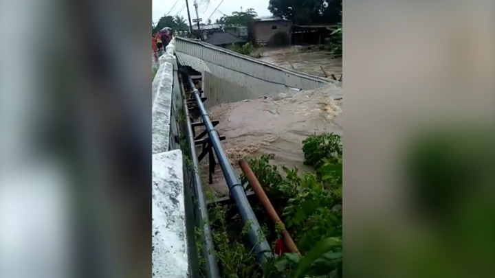 Rumah Warga Hanyut Terseret Arus Banjir hingga Menabrak Jembatan