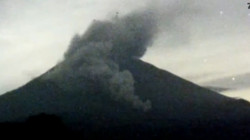 Detik-detik Gunung Semeru Kembali Mengeluarkan Awan Panas Guguran Sejauh 4Km