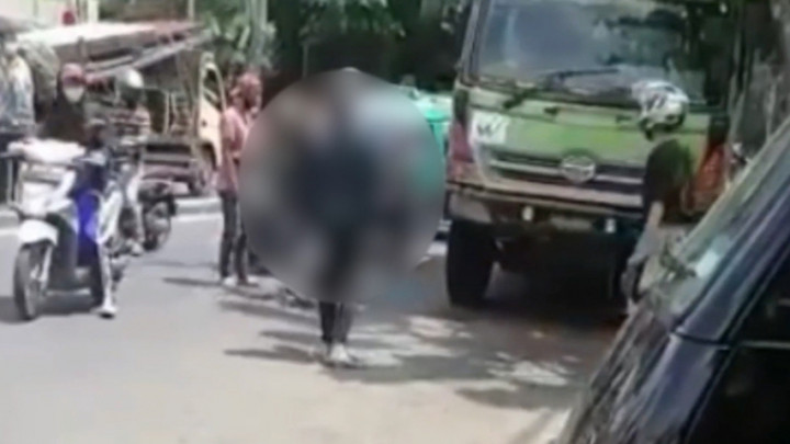 Kendaraan Bersenggolan, Pengendara Motor Tendang dan Injak Kepala Sopir Truk