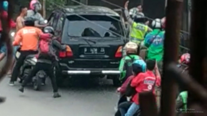 Hendak Kabur Usai Tabrak Puluhan Kendaraan, Sebuah Mobil Diamuk Massa