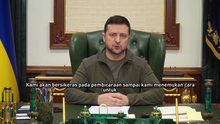 Presiden Ukraina Tegaskan akan Tetap Tinggal di Kyiv untuk Menangkan Perang Patriotik