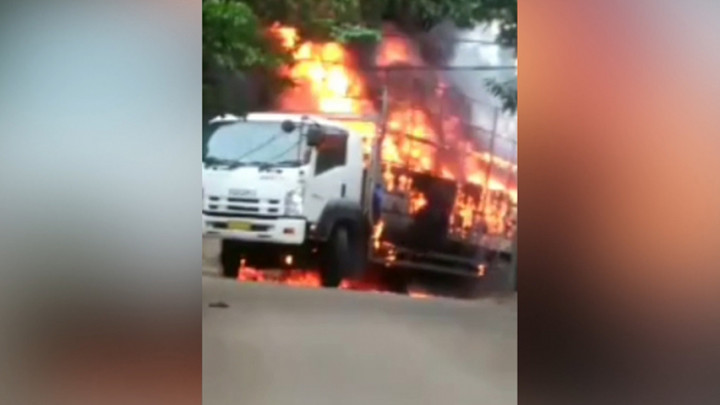 Muatan Menyentuh Kabel Listrik, Sebuah Truk Hangus Terbakar