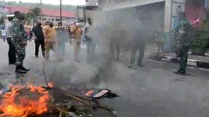 Mencekam! Ratusan Warga Manokwari Blokade Jalan