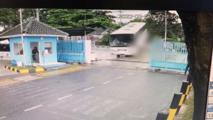 Viral! Detik-detik Bus Hantam 'Pak Ogah' di Semarang