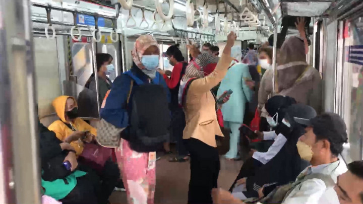 Mulai Hari Ini, Penumpang KRL Bisa Duduk Tanpa Jaga Jarak