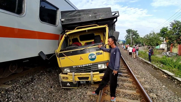Palang Perlintasan Terlambat Ditutup, 2 Truk Tertabrak KA di Lamongan