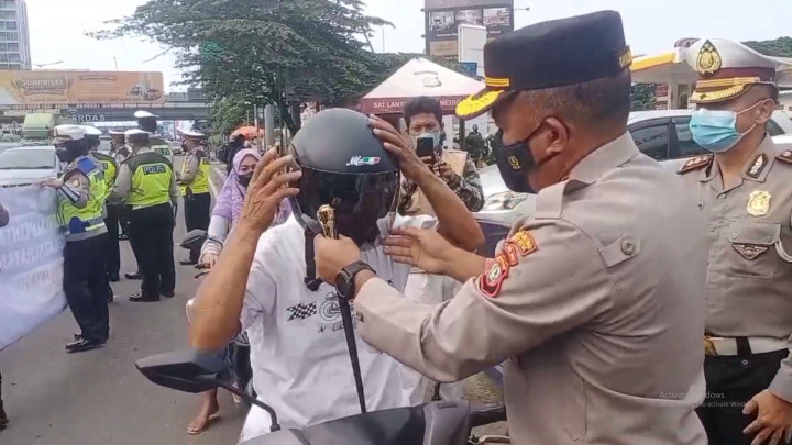 Terjaring Razia, Puluhan Pengendara di Bekasi Malah Diberi Hadiah Helm