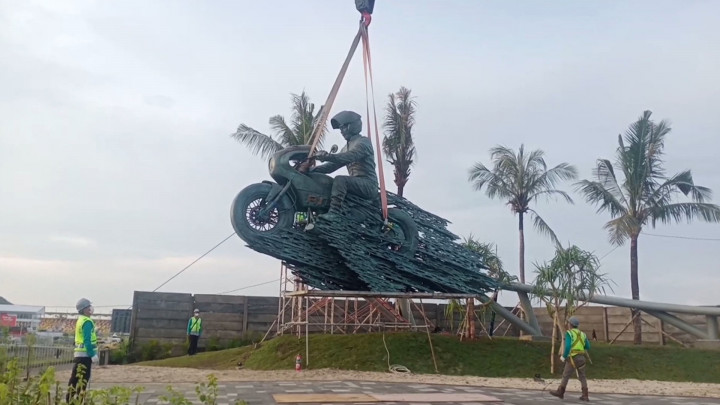Jelang MotoGP, Patung Jokowi Naik Motor Dipasang di Pintu Masuk Sirkuit Mandalika