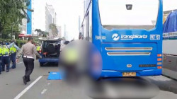 Tertabrak Bus Transjakarta, Pemotor Tewas Terlindas