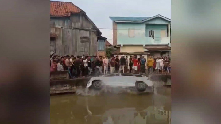 Viral! Detik-detik Puluhan Warga di Palembang Tenggelamkan Mobil