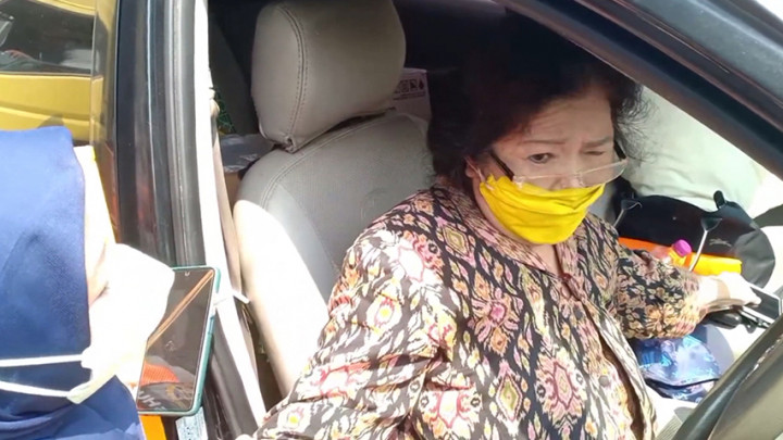 Menangis Histeris, Seorang Ibu Menolak Mobilnya Diderek Petugas