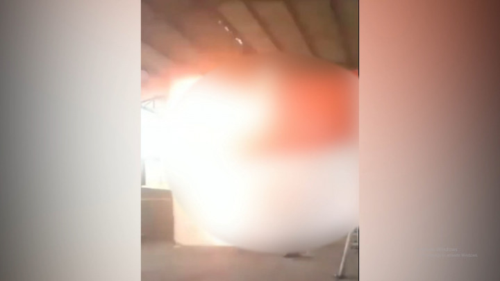 Viral! Seorang Perempuan Sengaja Membakar Bendera Merah Putih