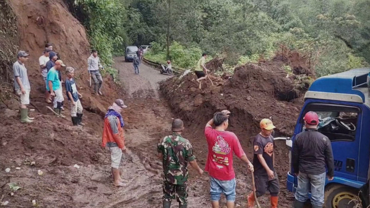 Akibat Hujan Deras, Jalur Menuju Wisata Gunung Bromo Kembali Diterjang Longsor