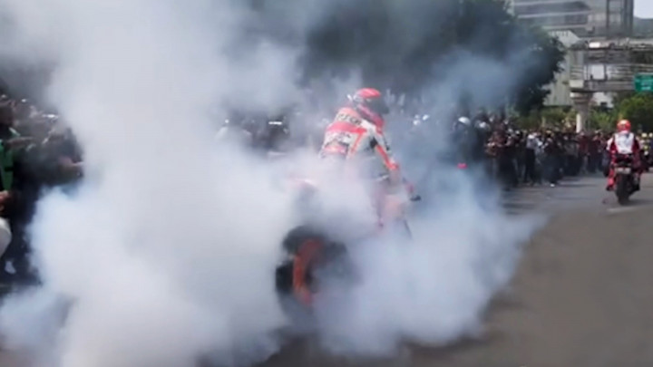 Aksi Burnout Marc Marquez saat Parade Pembalap MotoGP di Jakarta