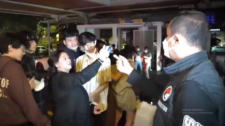 Polisi Razia Prokes di Tempat Hiburan Malam, Pengunjung Malah Sibuk Selfie