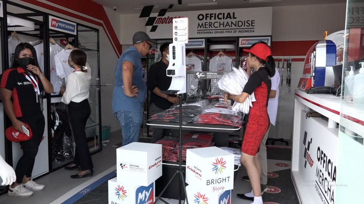 Antusiasme Penonton Berburu Marchandise MotoGP Mandalika
