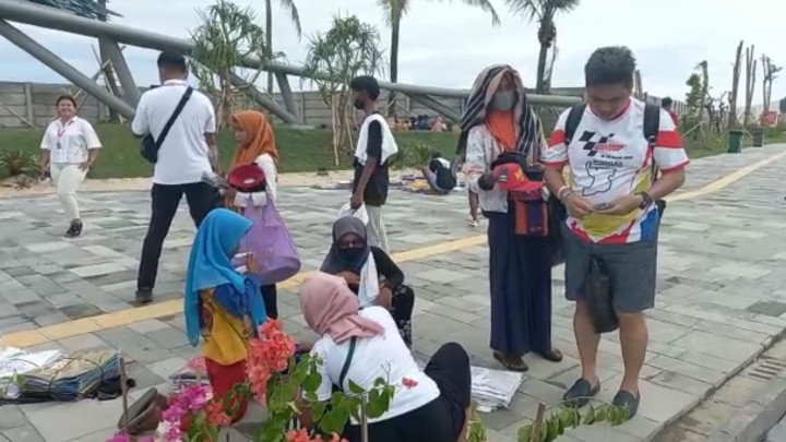 Para Pedagang Dadakan Padati Kawasan Sirkuit Mandalika