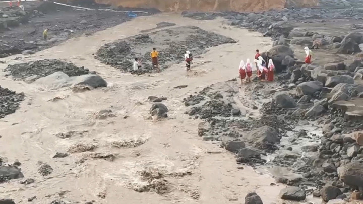Demi Ujian di Sekolah, Siswa SD Nekat Terjang Lahar Gunung Semeru